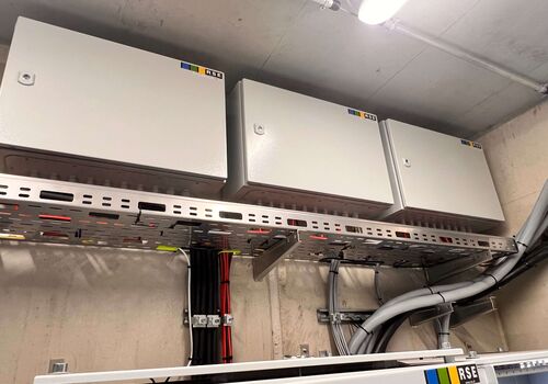 ESS-Anlage und PV-Anlage zur Notstromversorgung und Stromspeicherung für die Gemeinde St. Johann in der Haide