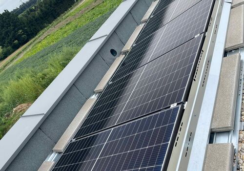 ESS-Anlage und PV-Anlage zur Notstromversorgung und Stromspeicherung für die Gemeinde St. Johann in der Haide